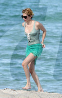 PEOPLE - Emma Roberts im grünen Badeanzug am Beach von Miami