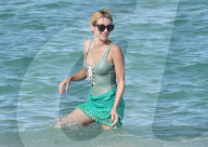 PEOPLE - Emma Roberts im grünen Badeanzug am Beach von Miami