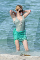PEOPLE - Emma Roberts im grünen Badeanzug am Beach von Miami