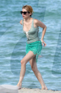 PEOPLE - Emma Roberts im grünen Badeanzug am Beach von Miami