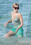 PEOPLE - Emma Roberts im grünen Badeanzug am Beach von Miami