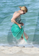 PEOPLE - Emma Roberts im grünen Badeanzug am Beach von Miami