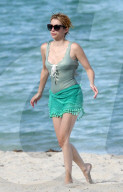 PEOPLE - Emma Roberts im grünen Badeanzug am Beach von Miami