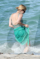 PEOPLE - Emma Roberts im grünen Badeanzug am Beach von Miami