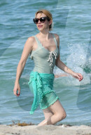 PEOPLE - Emma Roberts im grünen Badeanzug am Beach von Miami