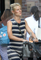 PEOPLE - Claire Danes mit Wein und Kinderwagen in New York unterwegs