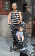 PEOPLE - Claire Danes mit Wein und Kinderwagen in New York unterwegs