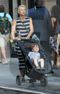 PEOPLE - Claire Danes mit Wein und Kinderwagen in New York unterwegs