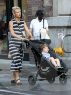 PEOPLE - Claire Danes mit Wein und Kinderwagen in New York unterwegs