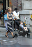 PEOPLE - Claire Danes mit Wein und Kinderwagen in New York unterwegs
