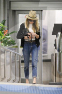 PEOPLE - Amber Heard geht etwas zerknautscht zum Arzt in New York