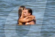 EXKLUSIV - Nina Agdal turtelt mit Leonardo DiCaprio am Beach von Malibu