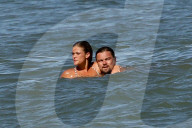 EXKLUSIV - Nina Agdal turtelt mit Leonardo DiCaprio am Beach von Malibu