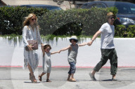 PEOPLE - Rachel Zoe und Rodger Berman sind mit ihren aktiven Kindern in Malibu unterwegs