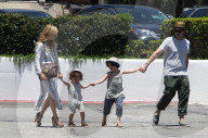 PEOPLE - Rachel Zoe und Rodger Berman sind mit ihren aktiven Kindern in Malibu unterwegs