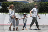 PEOPLE - Rachel Zoe und Rodger Berman sind mit ihren aktiven Kindern in Malibu unterwegs
