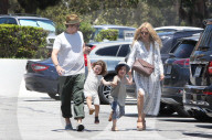PEOPLE - Rachel Zoe und Rodger Berman sind mit ihren aktiven Kindern in Malibu unterwegs