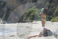 EXKLUSIV - Louis Tomlinson und Danielle Campbell mit Baby Freddie am beach von Malibu