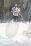 EXKLUSIV - Louis Tomlinson und Danielle Campbell mit Baby Freddie am beach von Malibu