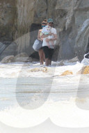 EXKLUSIV - Louis Tomlinson und Danielle Campbell mit Baby Freddie am beach von Malibu
