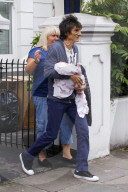 EXKLUSIV - Ronnie und Sally Wood mit ihren Zwillingen in London unterwegs