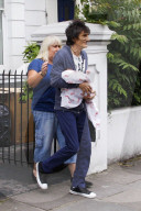 EXKLUSIV - Ronnie und Sally Wood mit ihren Zwillingen in London unterwegs