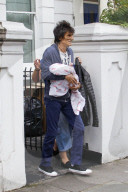 EXKLUSIV - Ronnie und Sally Wood mit ihren Zwillingen in London unterwegs