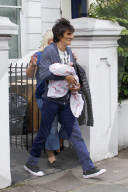 EXKLUSIV - Ronnie und Sally Wood mit ihren Zwillingen in London unterwegs
