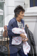 EXKLUSIV - Ronnie und Sally Wood mit ihren Zwillingen in London unterwegs