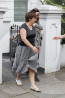 EXKLUSIV - Ronnie und Sally Wood mit ihren Zwillingen in London unterwegs