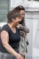 EXKLUSIV - Ronnie und Sally Wood mit ihren Zwillingen in London unterwegs