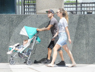 PEOPLE - Pete Wentz und Meagan Camper besuchen mit Saint dem Farmers' Market 