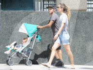 PEOPLE - Pete Wentz und Meagan Camper besuchen mit Saint dem Farmers' Market 