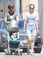 PEOPLE - Pete Wentz und Meagan Camper besuchen mit Saint dem Farmers' Market 