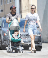 PEOPLE - Pete Wentz und Meagan Camper besuchen mit Saint dem Farmers' Market 
