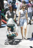 PEOPLE - Pete Wentz und Meagan Camper besuchen mit Saint dem Farmers' Market 