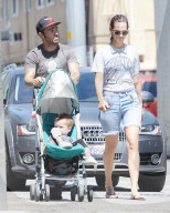 PEOPLE - Pete Wentz und Meagan Camper besuchen mit Saint dem Farmers' Market 