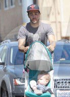 PEOPLE - Pete Wentz und Meagan Camper besuchen mit Saint dem Farmers' Market 