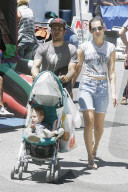 PEOPLE - Pete Wentz und Meagan Camper besuchen mit Saint dem Farmers' Market 
