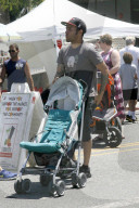 PEOPLE - Pete Wentz und Meagan Camper besuchen mit Saint dem Farmers' Market 