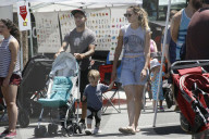 PEOPLE - Pete Wentz und Meagan Camper besuchen mit Saint dem Farmers' Market 