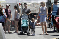 PEOPLE - Pete Wentz und Meagan Camper besuchen mit Saint dem Farmers' Market 