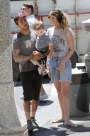 PEOPLE - Pete Wentz und Meagan Camper besuchen mit Saint dem Farmers' Market 