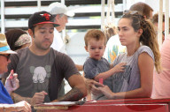 PEOPLE - Pete Wentz und Meagan Camper besuchen mit Saint dem Farmers' Market 