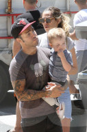 PEOPLE - Pete Wentz und Meagan Camper besuchen mit Saint dem Farmers' Market 
