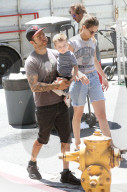 PEOPLE - Pete Wentz und Meagan Camper besuchen mit Saint dem Farmers' Market 