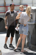 PEOPLE - Pete Wentz und Meagan Camper besuchen mit Saint dem Farmers' Market 