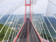 FEATURE - 78 Kilometer lange Brücke in China eröffnet