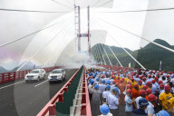 FEATURE - 78 Kilometer lange Brücke in China eröffnet