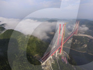 FEATURE - 78 Kilometer lange Brücke in China eröffnet